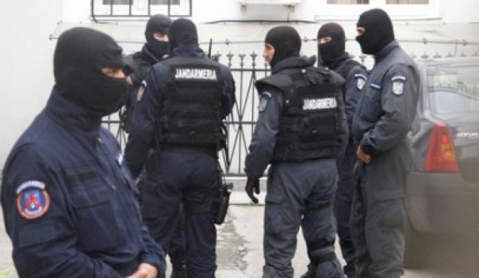 Controale fără precedent. Băncile, verificate de poliţie